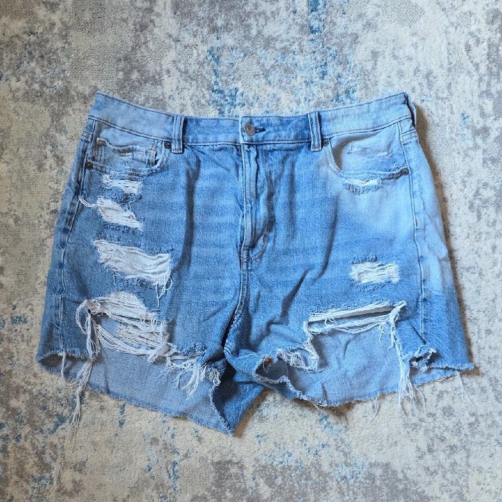 American Eagle Women's Size 16 Distressed Light Denim Mom Short‎